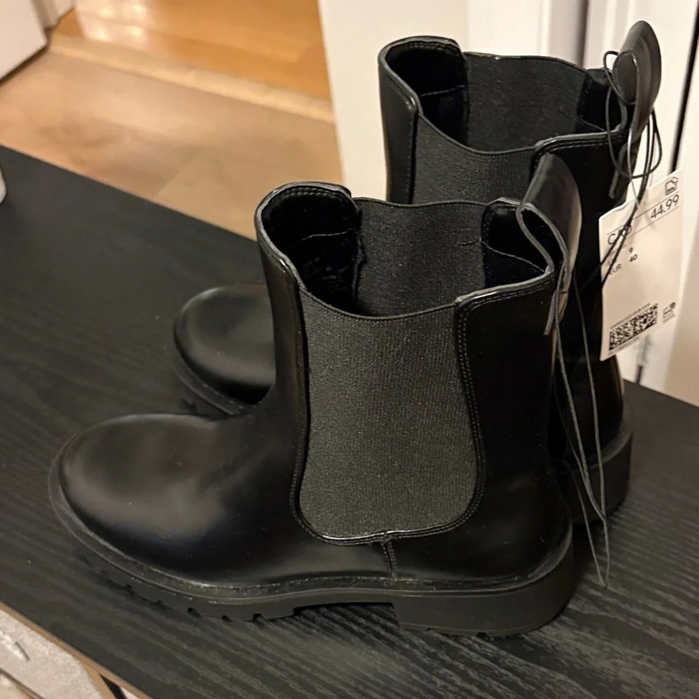 H&M Black Chelsea Platform Boots NWT - Picture 2 of 4